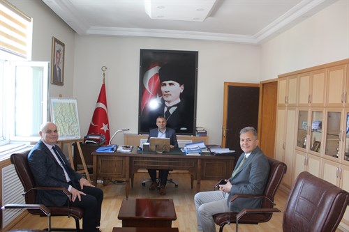 Tirebolu İletişim Fakültesi Dekan Vekili Prof. Dr. Güven ÖZDEN ve Dekan Yrd. İsmail Cem FERİDİNOĞLU Kaymakamımızı Makamında Ziyaret Etti