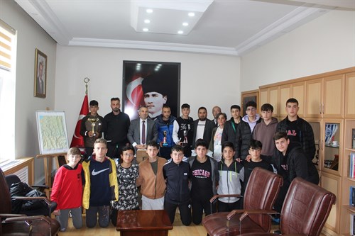 İlimizde Düzenlenen Futbol Müsabakasında Dereceye Giren Öğrencilerimizden Makam Ziyareti